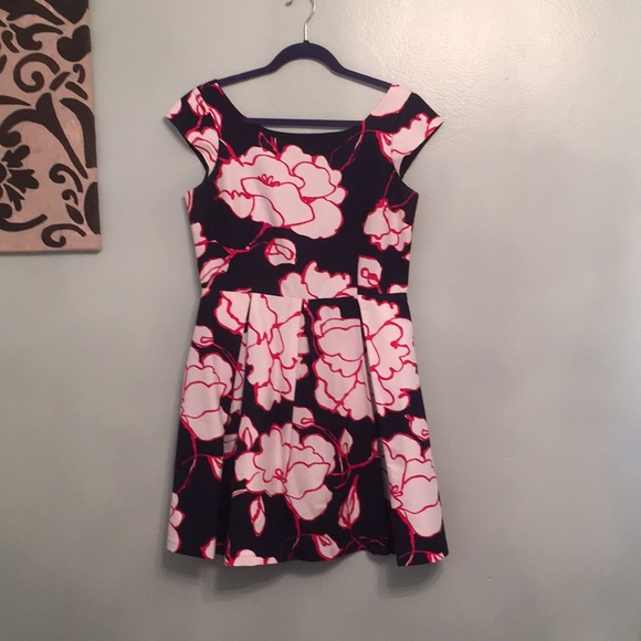 Elizabeth McKay Dresses & Skirts - Elizabeth McKay Boatneck Floral Dress